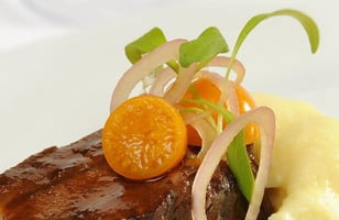 Photo Recette PALERON DE BOEUF BRAISÉ, ALIGOT DE PANAIS ET AU FROMAGE LA BELLE-MÈRE, CERISES DE TERRE ET JUS DE VEAU