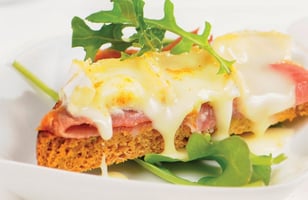 Photo Recette BRUSCHETTA DE PROSCIUTTO ET PÉRIBONKA SUR PAIN DE MIEL À LA CONFITURE DE CÉLERI
