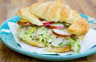 Photo Recette Croissant Salade de Dinde et Poulet Fumé aux Pommes