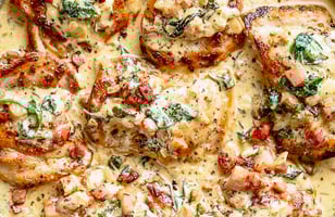 Photo Recette Cuisses de Poulet Crémeuses de Dijon au Bacon et aux Épinards