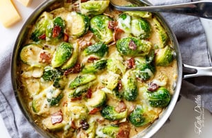 Photo Recette Sauté de choux de Bruxelles, Bacon, Sauce au Fromage et à L’ail Garnie de Mozzarella et de Parmesan