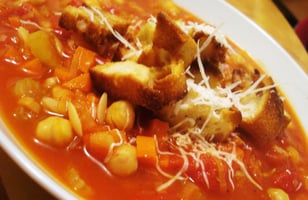 Photo Recette Soupe Rustique à la Tomate, aux Pois Chiches et au Pain Grillé