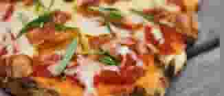 Pizza au Bacon et au Romarin Cuite sur le Gril