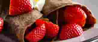 Crêpes au Chocolat Garnies de Fraises et de Crème Fouettée